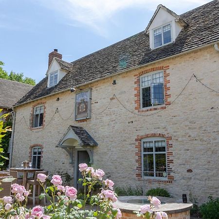 ホテル The Harcourt Arms Stanton Harcourt エクステリア 写真 The former school house