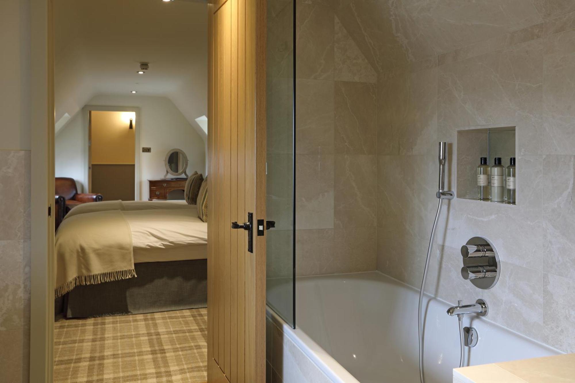 ホテル The Harcourt Arms Stanton Harcourt 部屋 写真 A bathroom in a hotel
