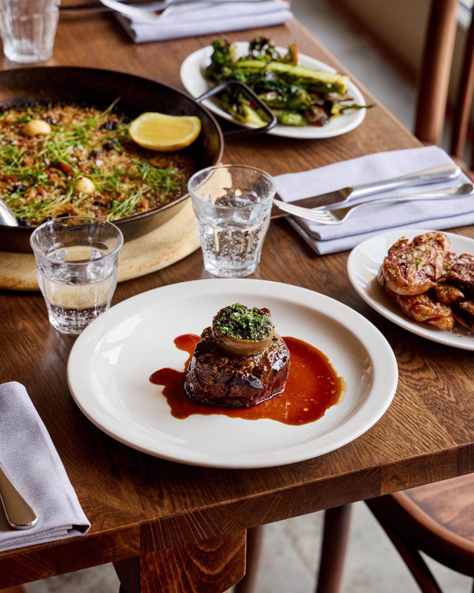 ホテル The Harcourt Arms Stanton Harcourt エクステリア 写真 A steak at the restaurant