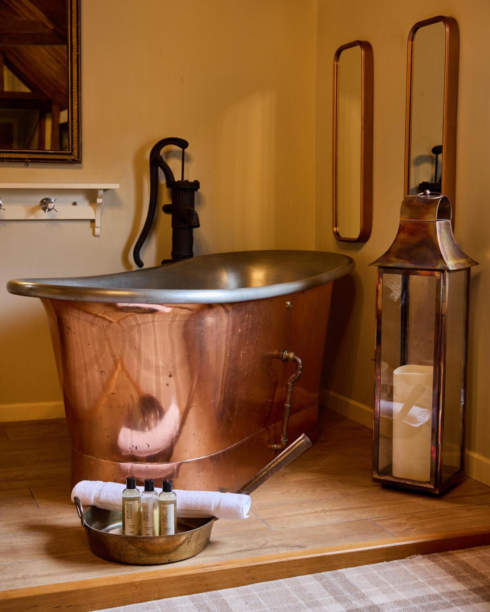 ホテル The Harcourt Arms Stanton Harcourt エクステリア 写真 Copper bathtub