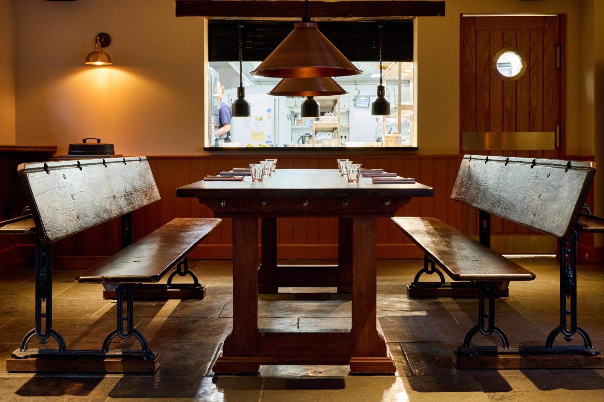 ホテル The Harcourt Arms Stanton Harcourt エクステリア 写真 Interior of the restaurant