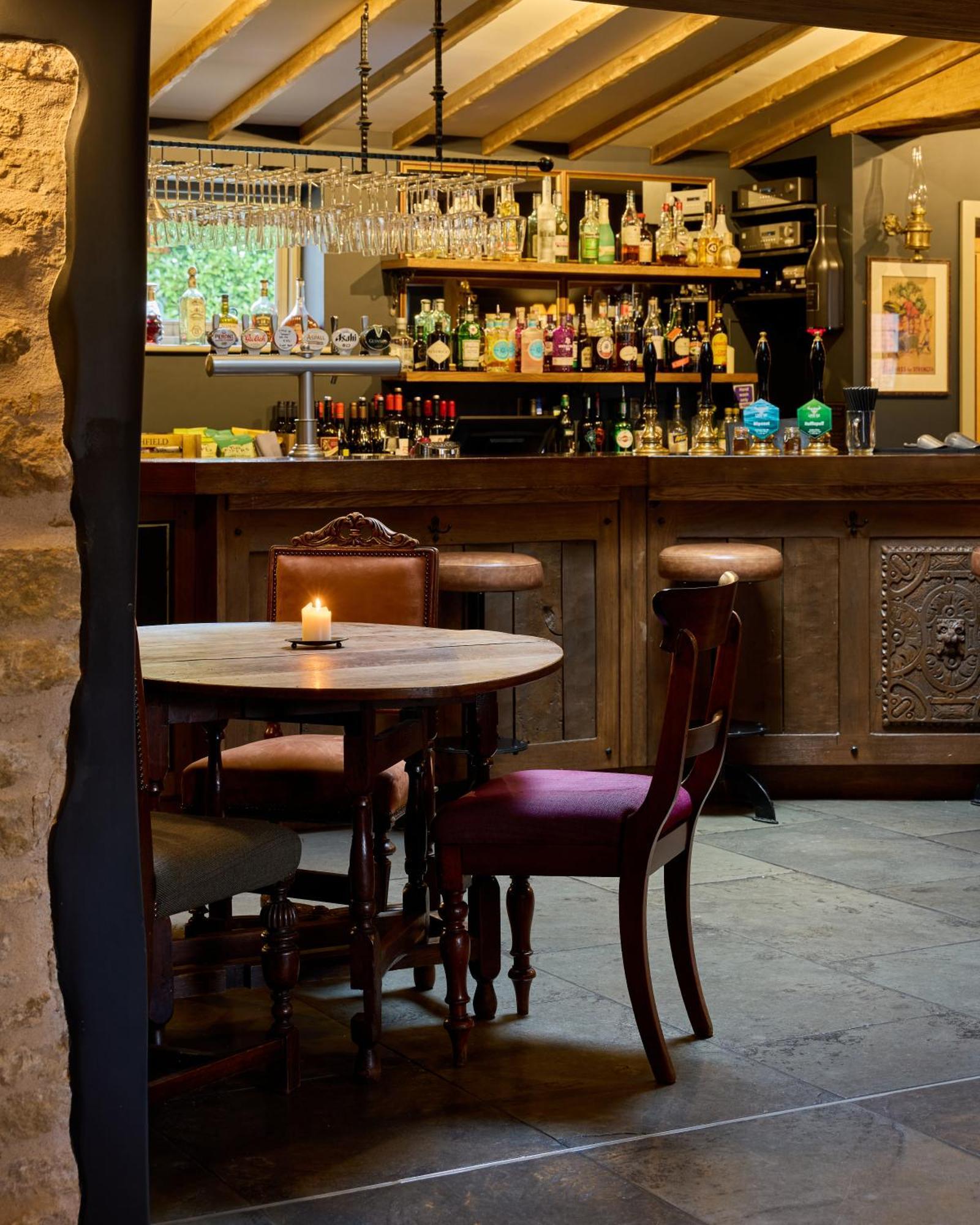ホテル The Harcourt Arms Stanton Harcourt エクステリア 写真 The bar at the Old Inn