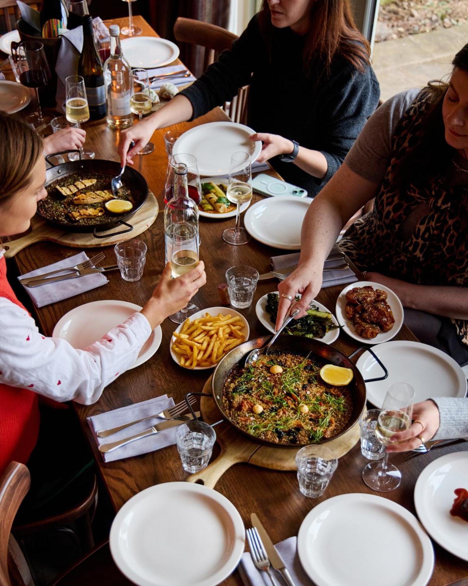 ホテル The Harcourt Arms Stanton Harcourt エクステリア 写真 A selection of tapas