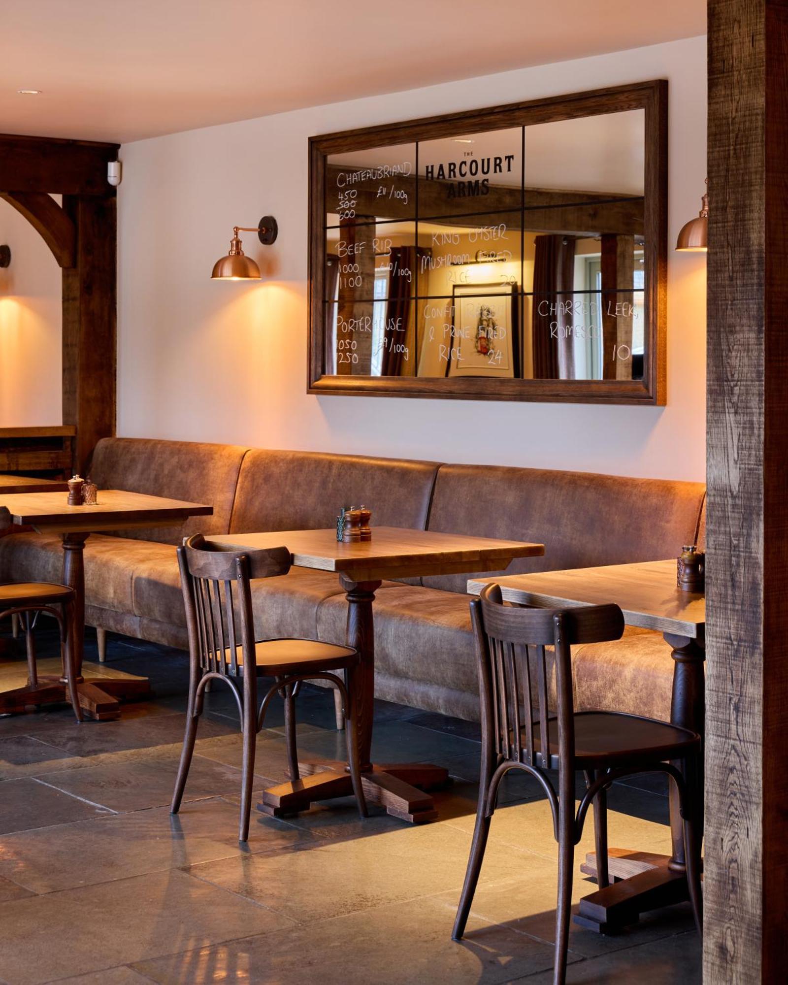 ホテル The Harcourt Arms Stanton Harcourt エクステリア 写真 The interior of the restaurant