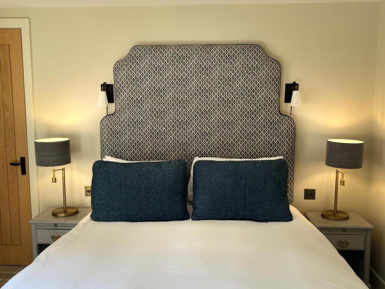 ホテル The Harcourt Arms Stanton Harcourt エクステリア 写真 A bedroom at The Old Vicarage