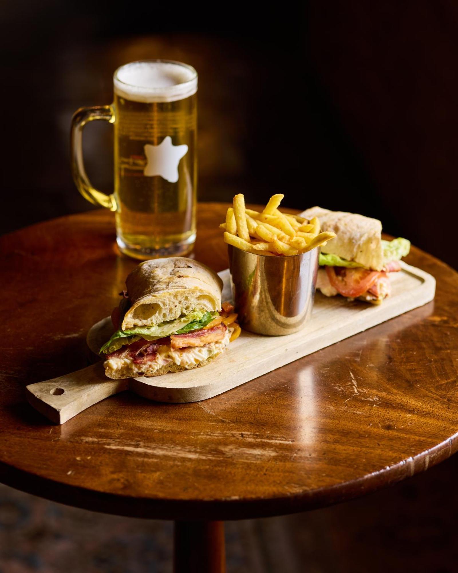 ホテル The Harcourt Arms Stanton Harcourt エクステリア 写真 A club sandwich with chips