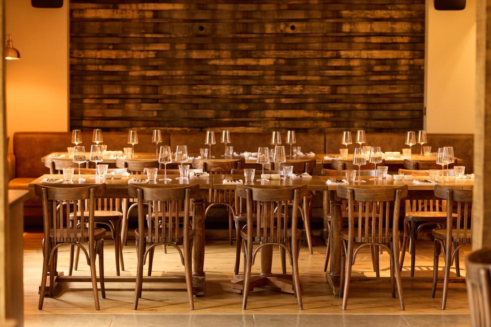 ホテル The Harcourt Arms Stanton Harcourt エクステリア 写真 Interior of the restaurant