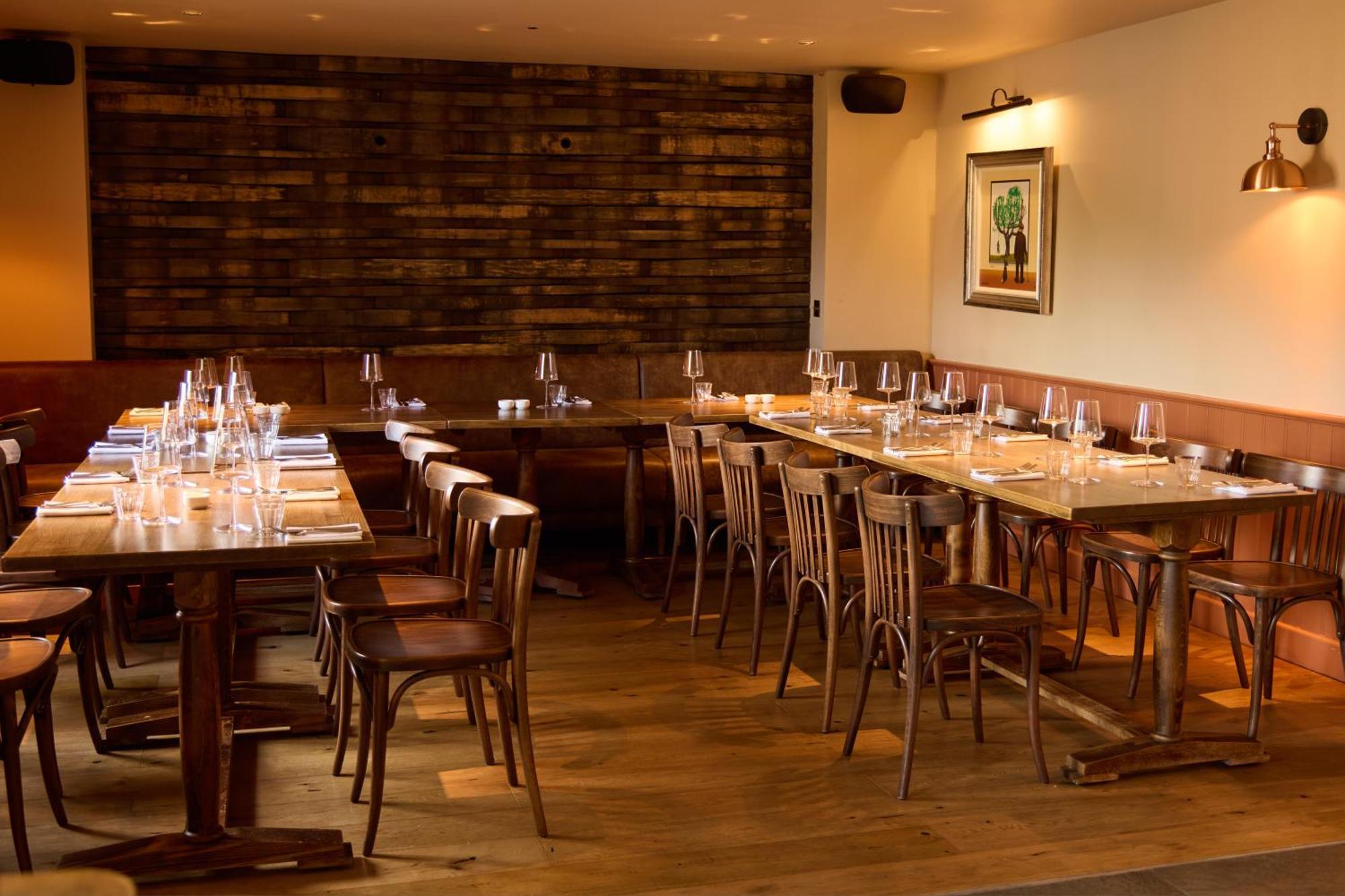 ホテル The Harcourt Arms Stanton Harcourt エクステリア 写真 Interior of the restaurant