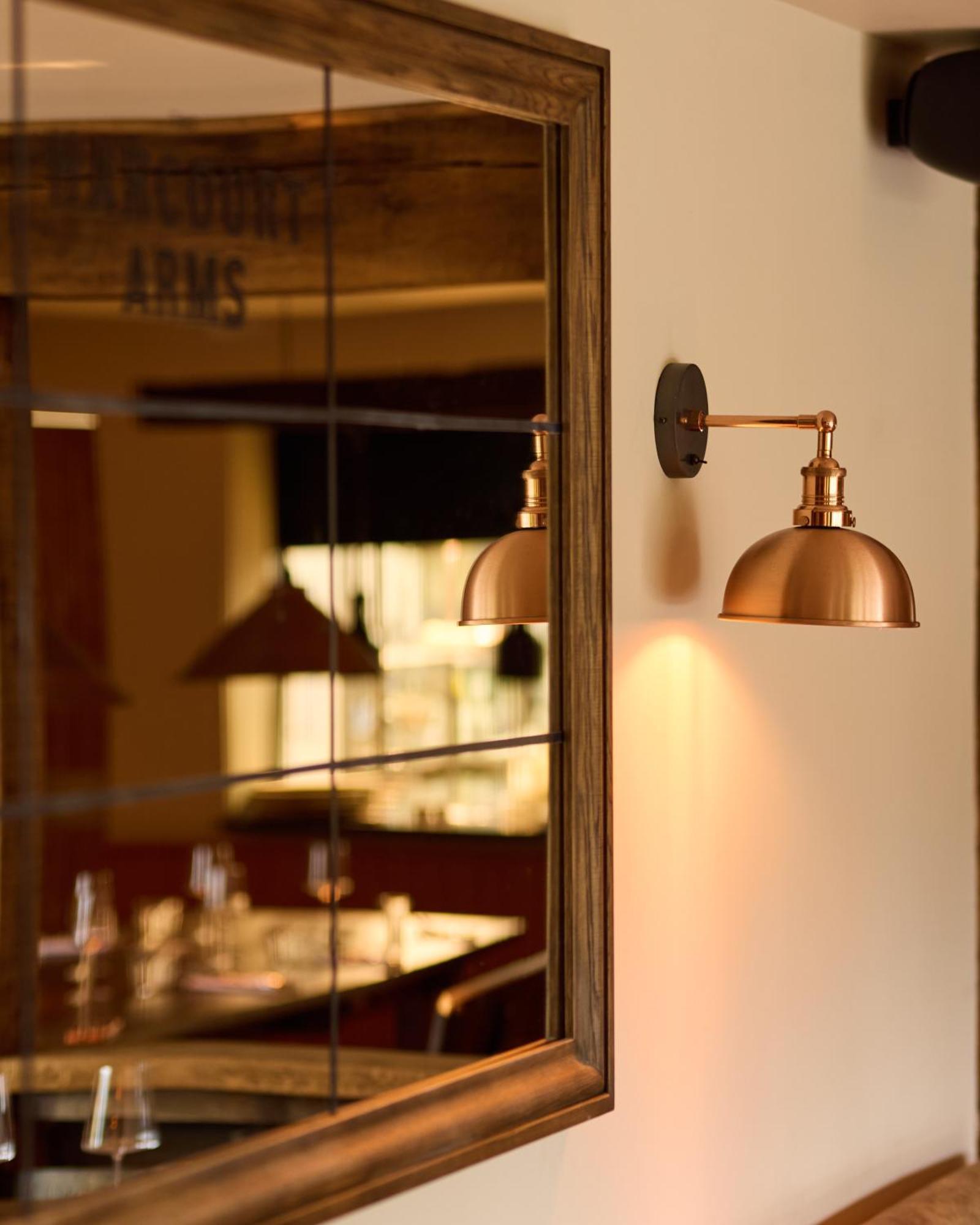 ホテル The Harcourt Arms Stanton Harcourt エクステリア 写真 A wall light