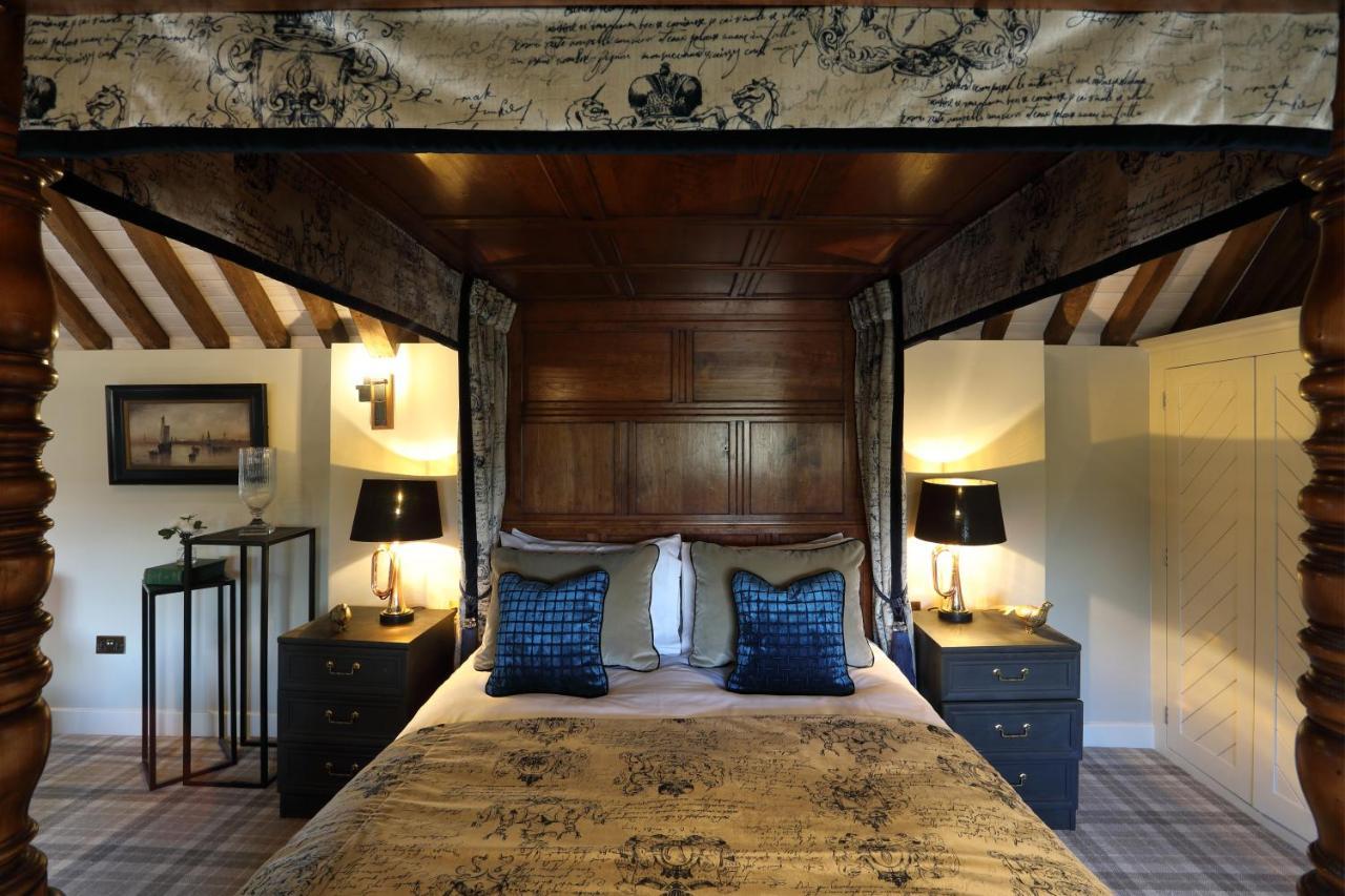ホテル The Harcourt Arms Stanton Harcourt エクステリア 写真 The four-poster bed in the Old Inn